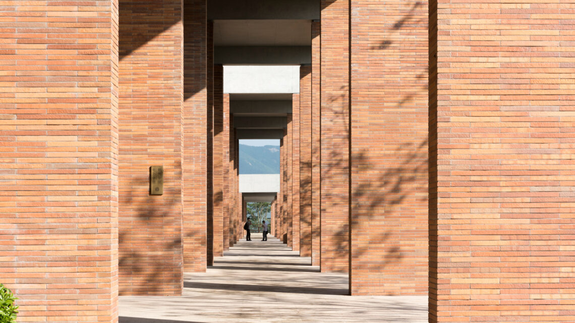 Xiao Jing Wan University / Foster + Partners 5 Foster + partners uses extra-long bricks for chinese university campus