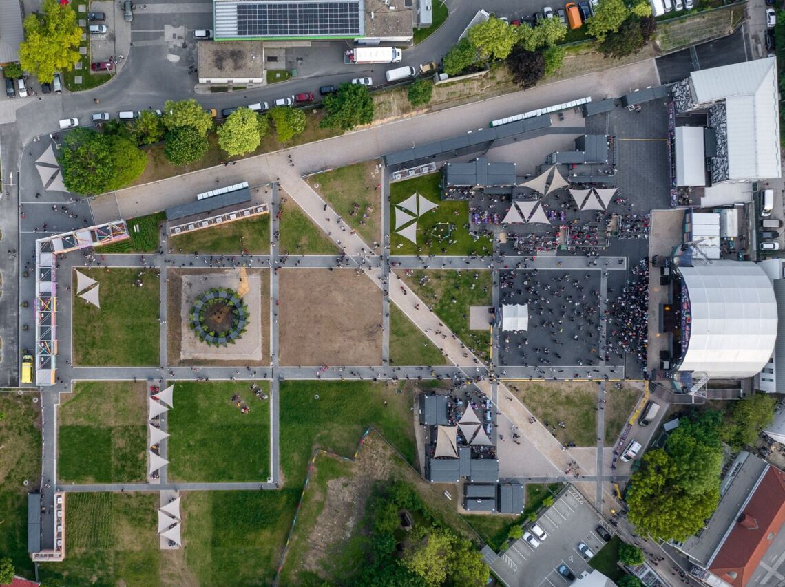 Garden of communities pavilion / hello wood