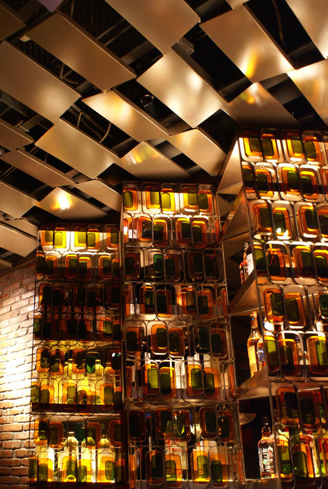 Stringio (5) Brownstone bar / kokaistudios