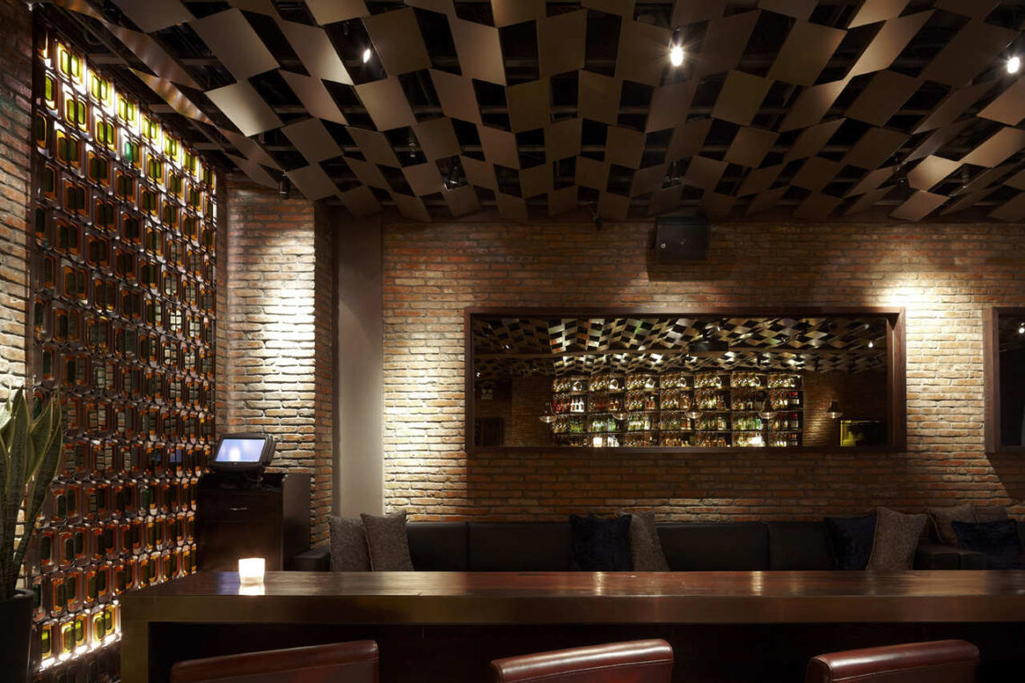 Brownstone Bar / Kokaistudios 2 Brownstone bar / kokaistudios