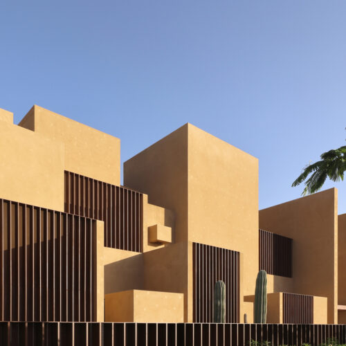 The house of courtyards / studio vdga