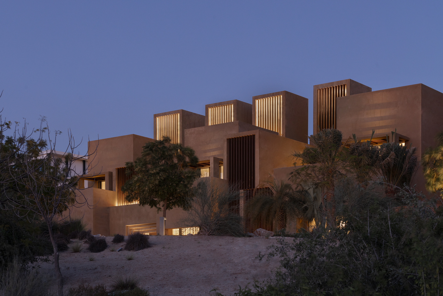 The house of courtyards / studio vdga