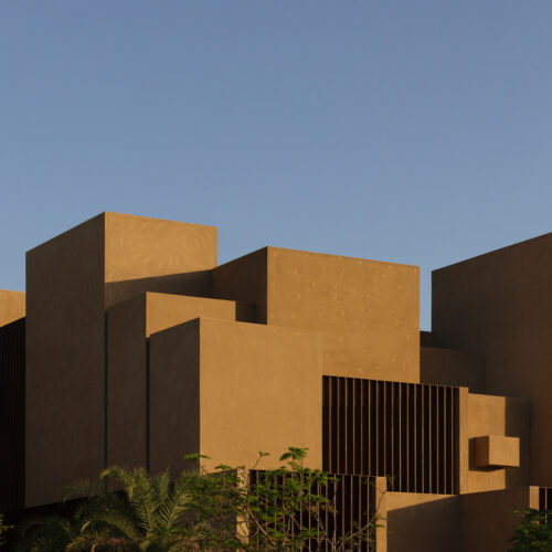 The house of courtyards / studio vdga