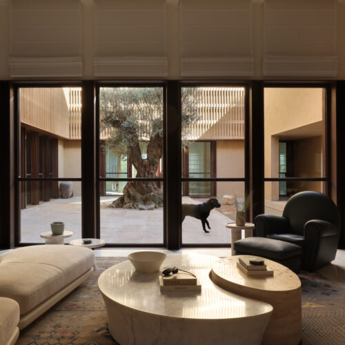 The house of courtyards / studio vdga