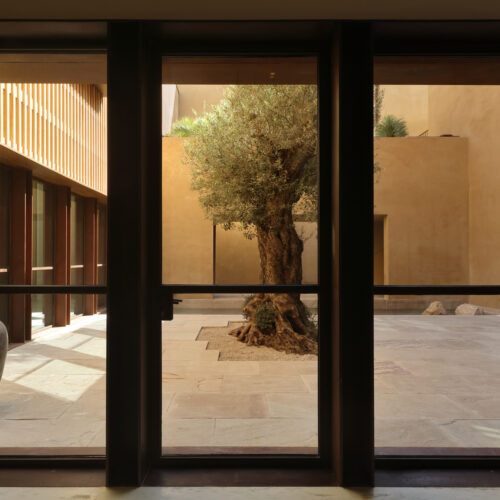 The house of courtyards / studio vdga