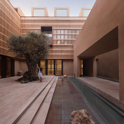 The house of courtyards / studio vdga