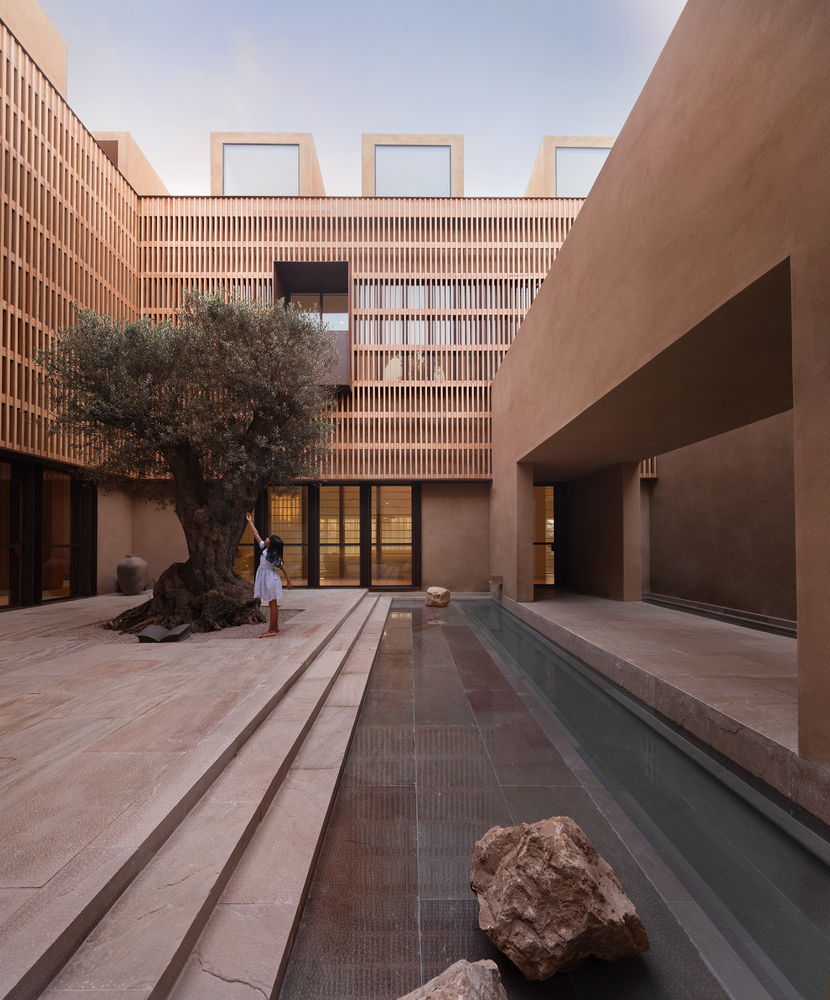 The house of courtyards / studio vdga