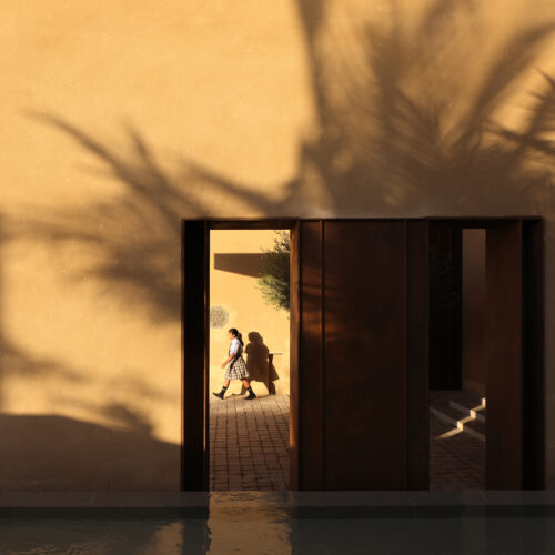The house of courtyards / studio vdga