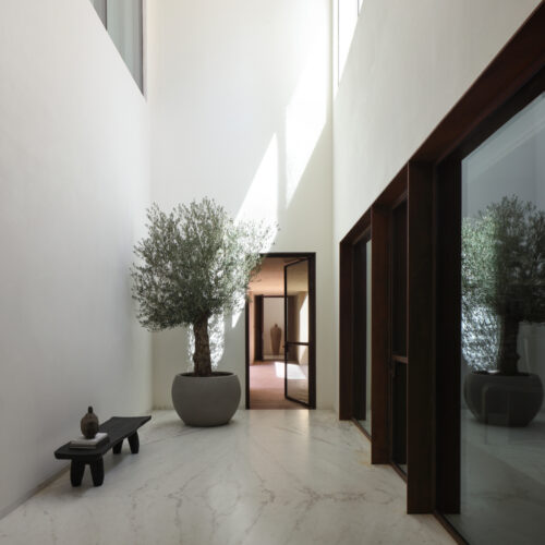 The house of courtyards / studio vdga