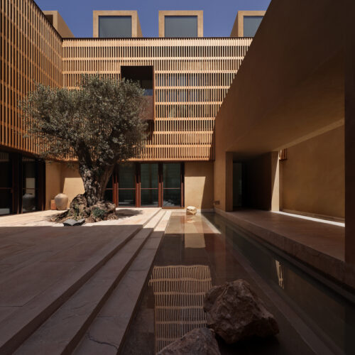 The house of courtyards / studio vdga