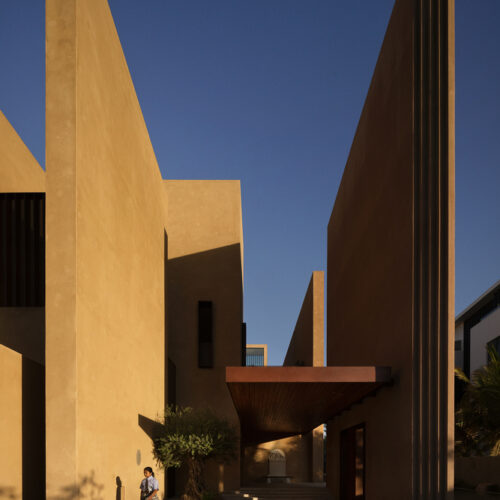 The house of courtyards / studio vdga
