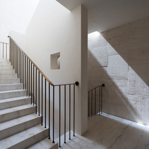 The house of courtyards / studio vdga