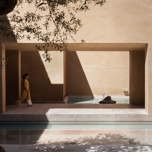 The house of courtyards / studio vdga