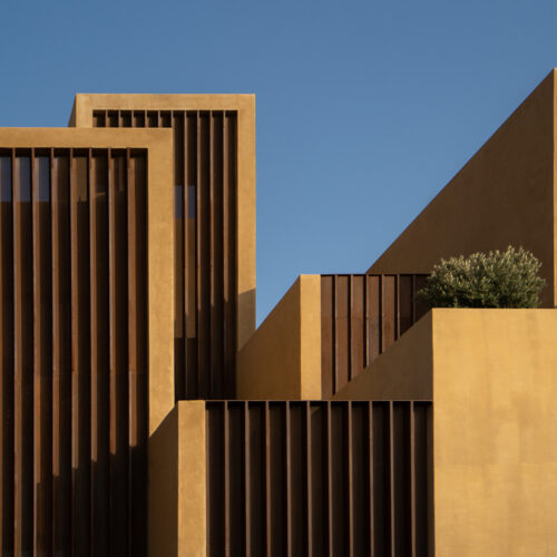 The house of courtyards / studio vdga