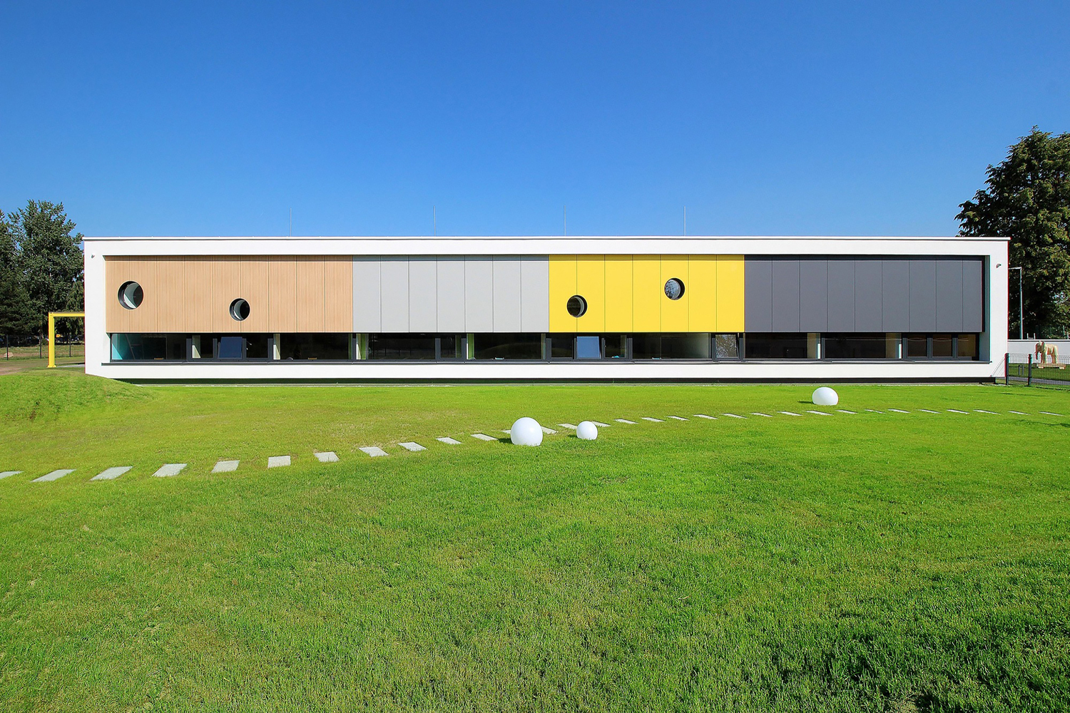 Xystudio-Kindergarten-Yellow-Elephant-(1) Yellow elephant kindergarten / xystudio