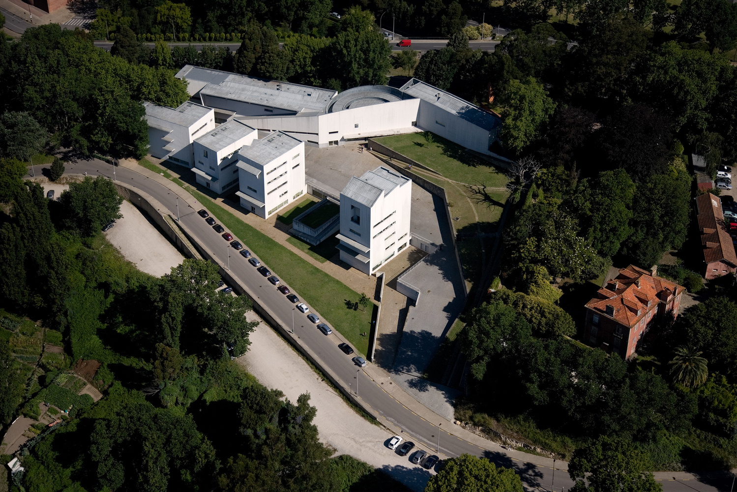 Exploring The University Of Porto'S Faculty Of Architecture Through Álvaro Siza'S Design, Captured By Fernando Guerra 18 Exploring the university of porto’s faculty of architecture through álvaro siza’s design, captured by fernando guerra