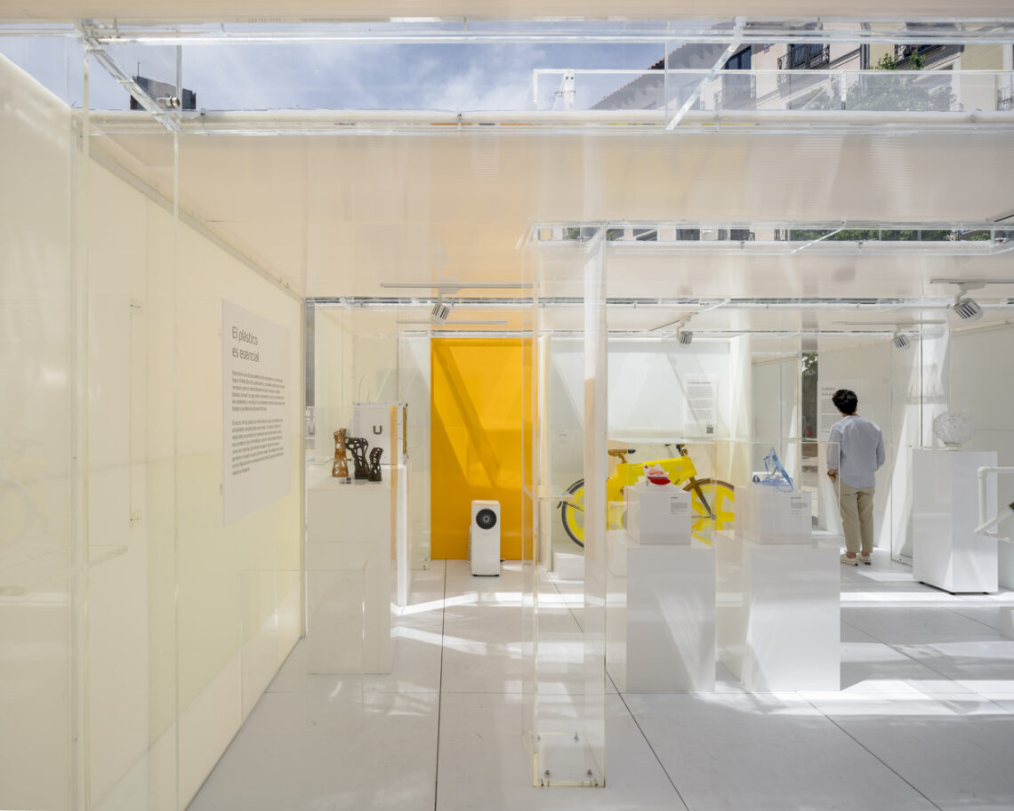 The Plastic Museum / Delavegacanolasso 1 The plastic museum / delavegacanolasso