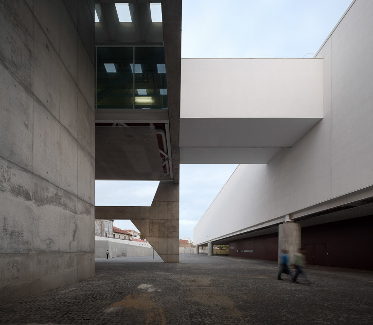 Museu dos coches / mmbb arquitetos + paulo mendes da rocha + ricardo bak gordon