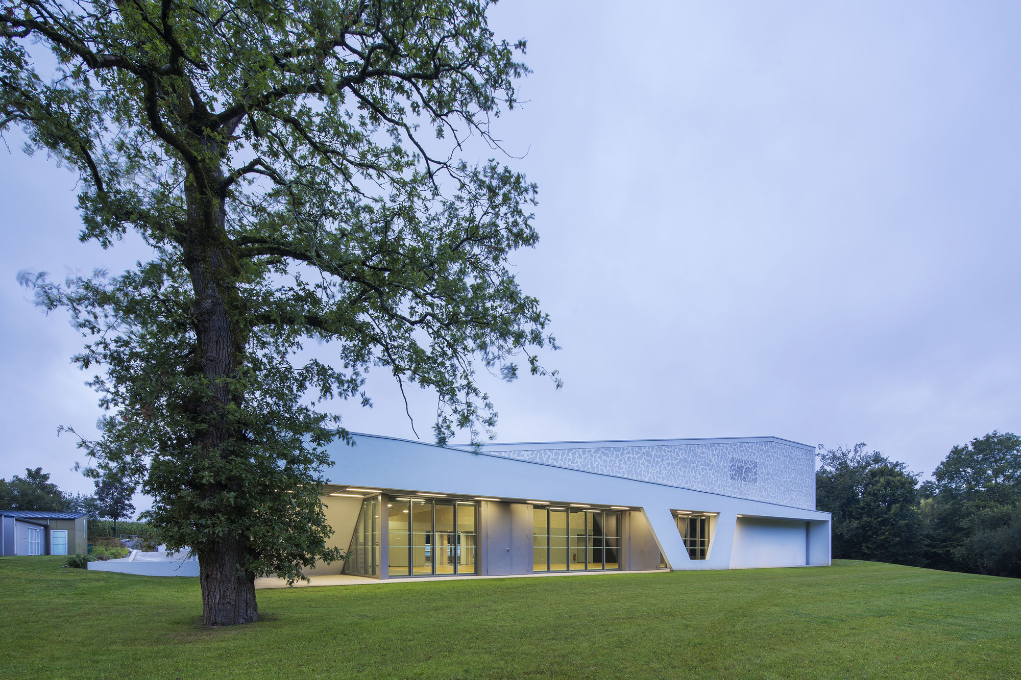 Salle polyvalente de plumergat / studio 02