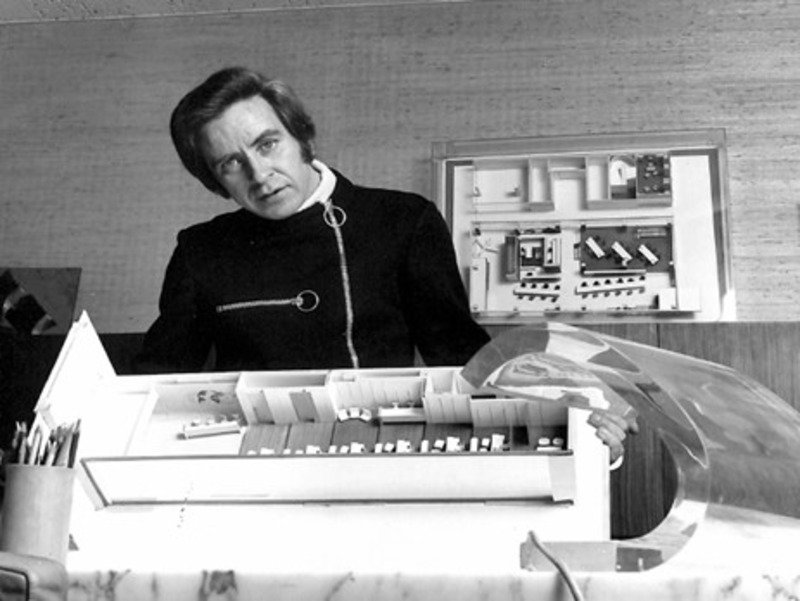 Pierre gautier-delaye presenting the model of the air france agency located on fifth avenue in new york. © air france.