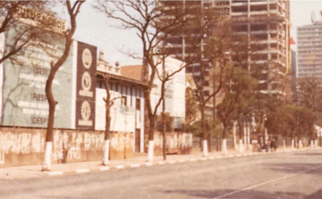 On the left, a sign announces the construction of fiesp's future headquarters on the purchased land along paulista avenue.