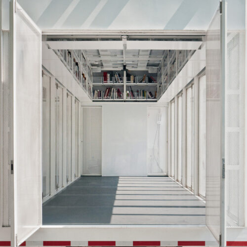A47 Mobile Art Library / Productora 28 A47 mobile art library / productora