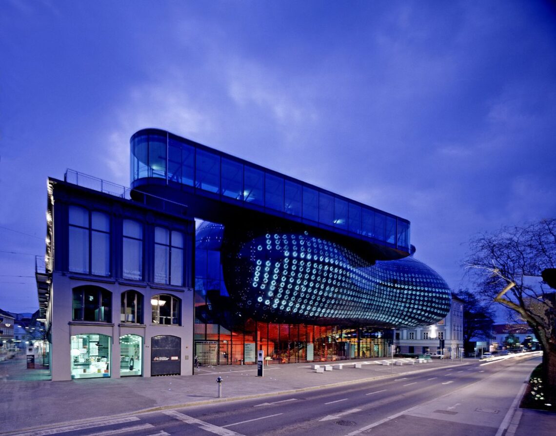 Kunsthaus Graz / Peter Cook And Colin Fournier | Classics On Architecture Lab 37 Kunsthaus graz / peter cook and colin fournier | classics on architecture lab