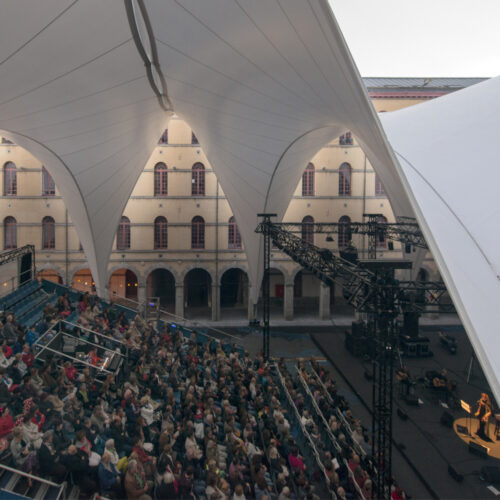Covering of the courtyard of the carré des arts in mons / agwa + ney & partners
