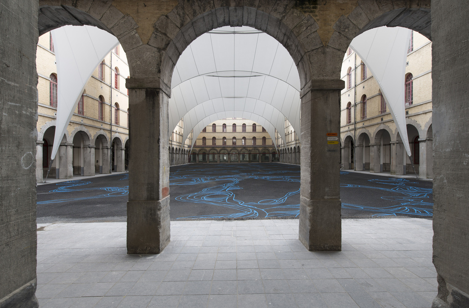 Covering of the courtyard of the carré des arts in mons / agwa + ney & partners