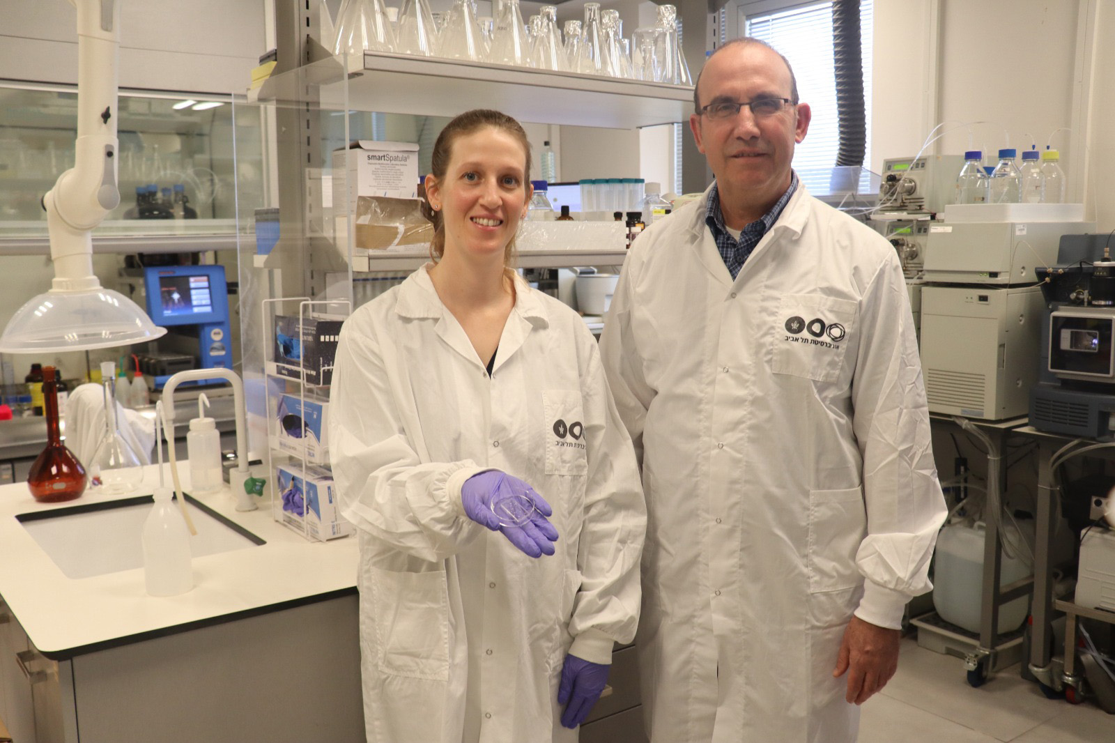 Tau Researchers Develop Self-Healing, Transparent Glass With Potential For High-Tech Applications 2 Gal finkelstein zuta and prof. Ehud gazit