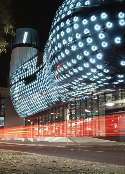 Kunsthaus Graz / Peter Cook And Colin Fournier | Classics On Architecture Lab 34 Kunsthaus graz / peter cook and colin fournier | classics on architecture lab