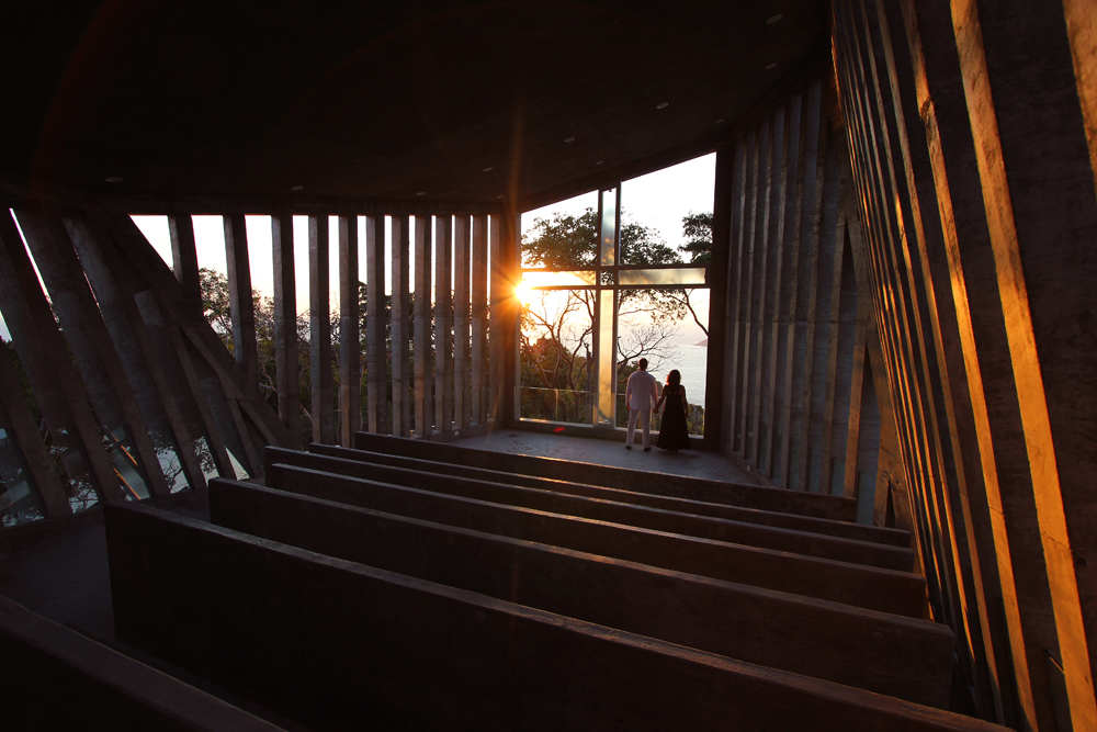 Sunset chapel / bnkr