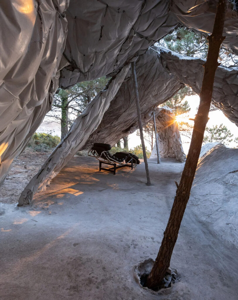 Concrete Tent / Ensamble Studio 10 Concrete tent / ensamble studio