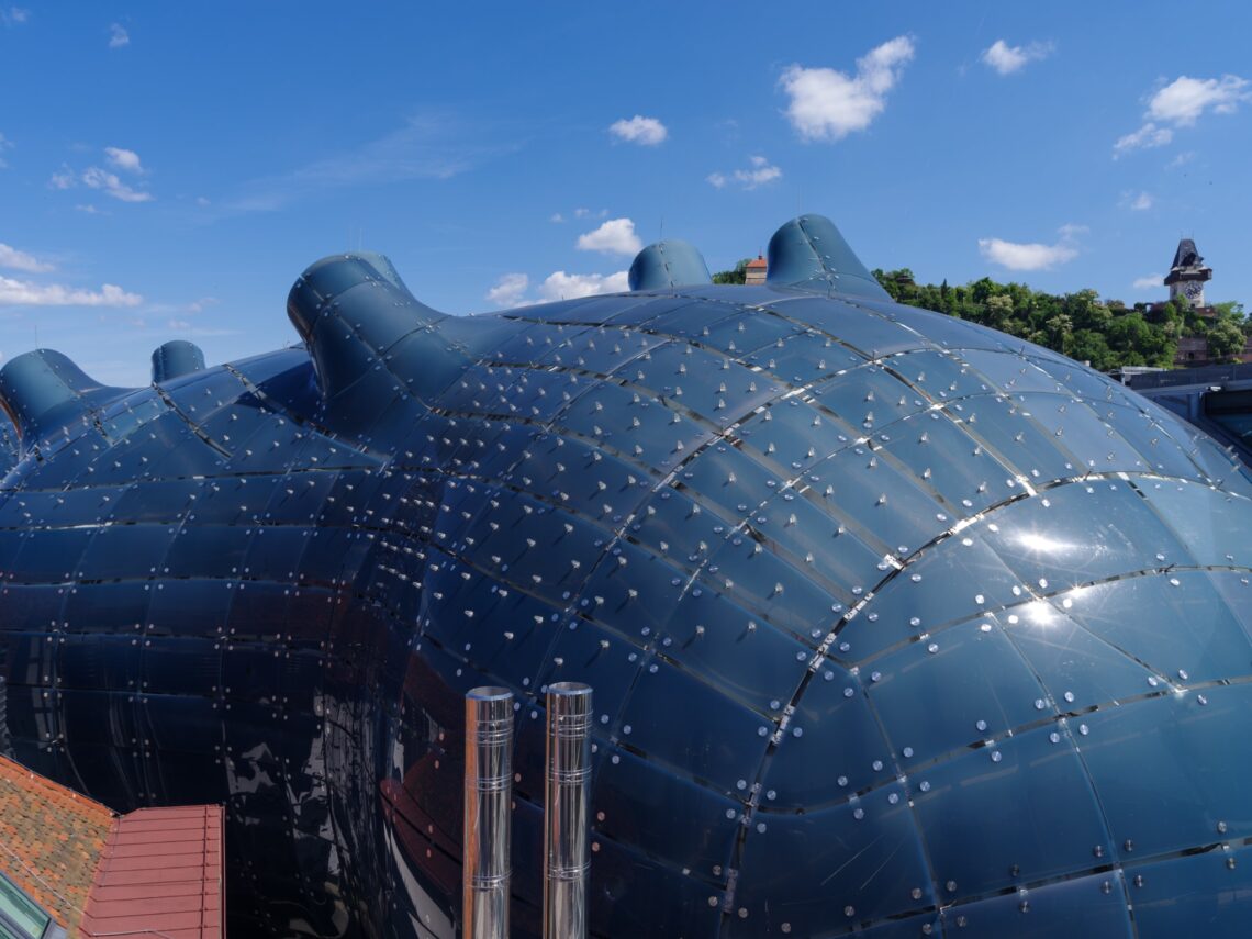 Kunsthaus Graz / Peter Cook And Colin Fournier | Classics On Architecture Lab 18 Kunsthaus graz / peter cook and colin fournier | classics on architecture lab