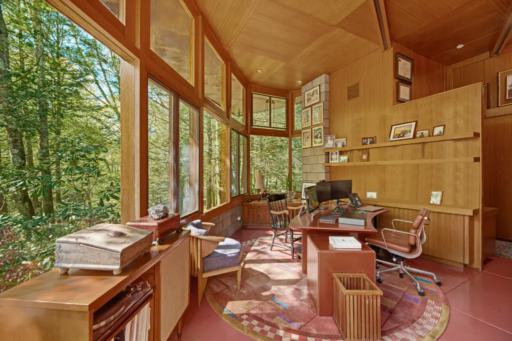 Frank Lloyd Wright'S Iconic Tirranna Home In Connecticut Sells For $6 Million 8 Frank lloyd wright's iconic tirranna home in connecticut sells for $6 million