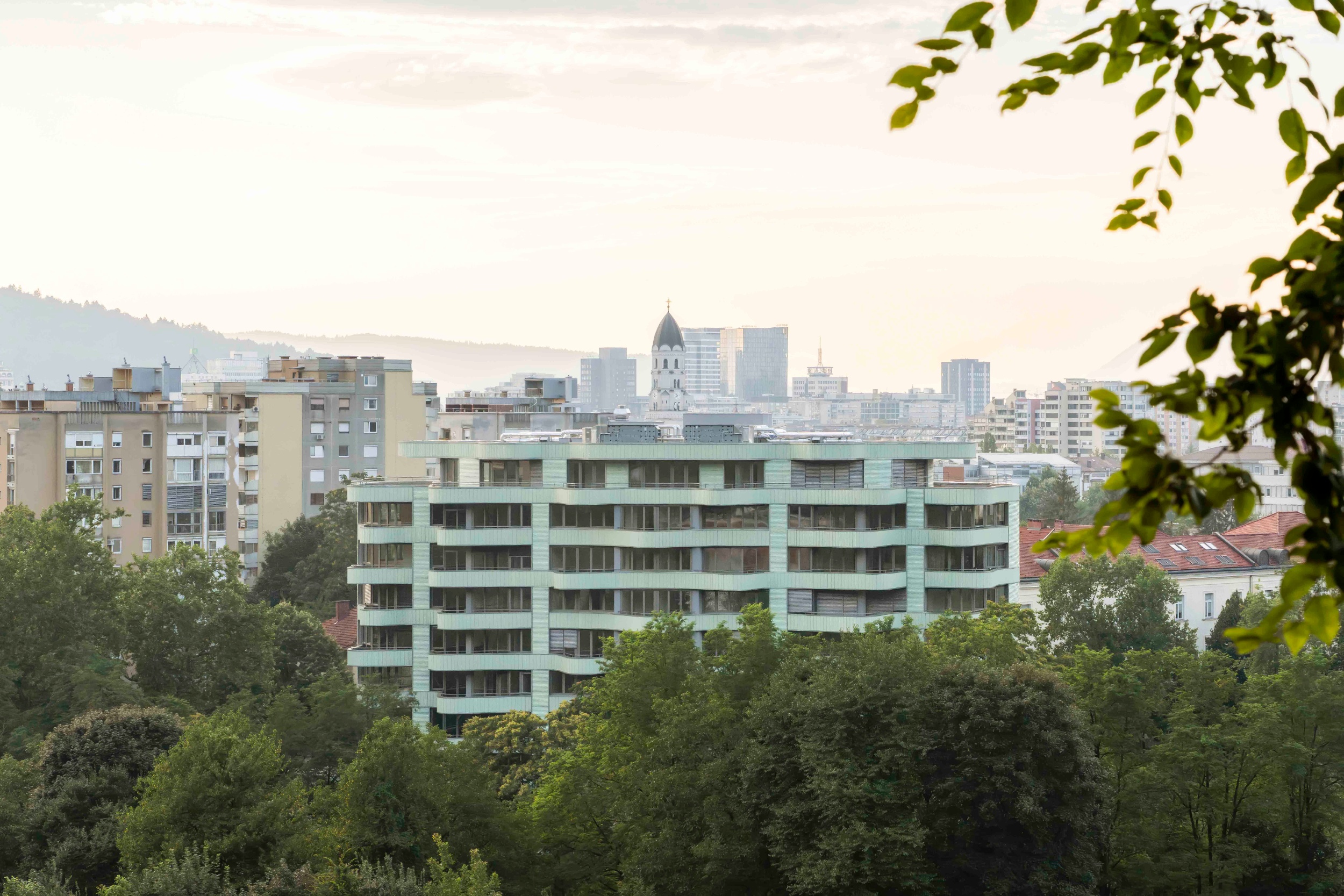Residential building elipse / sadar+vuga