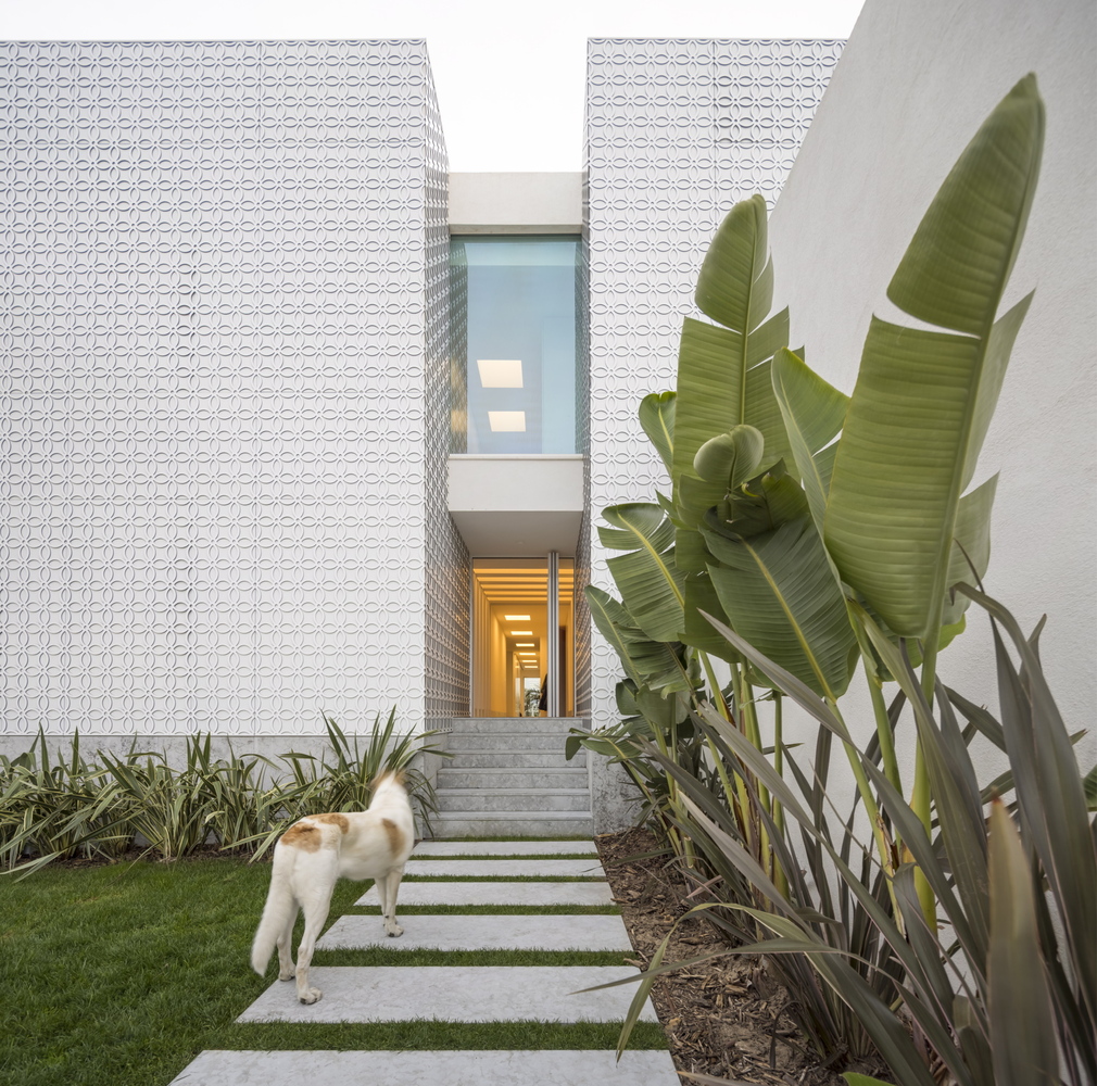 192 Estoril rm house / joão tiago aguiar arquitectos
