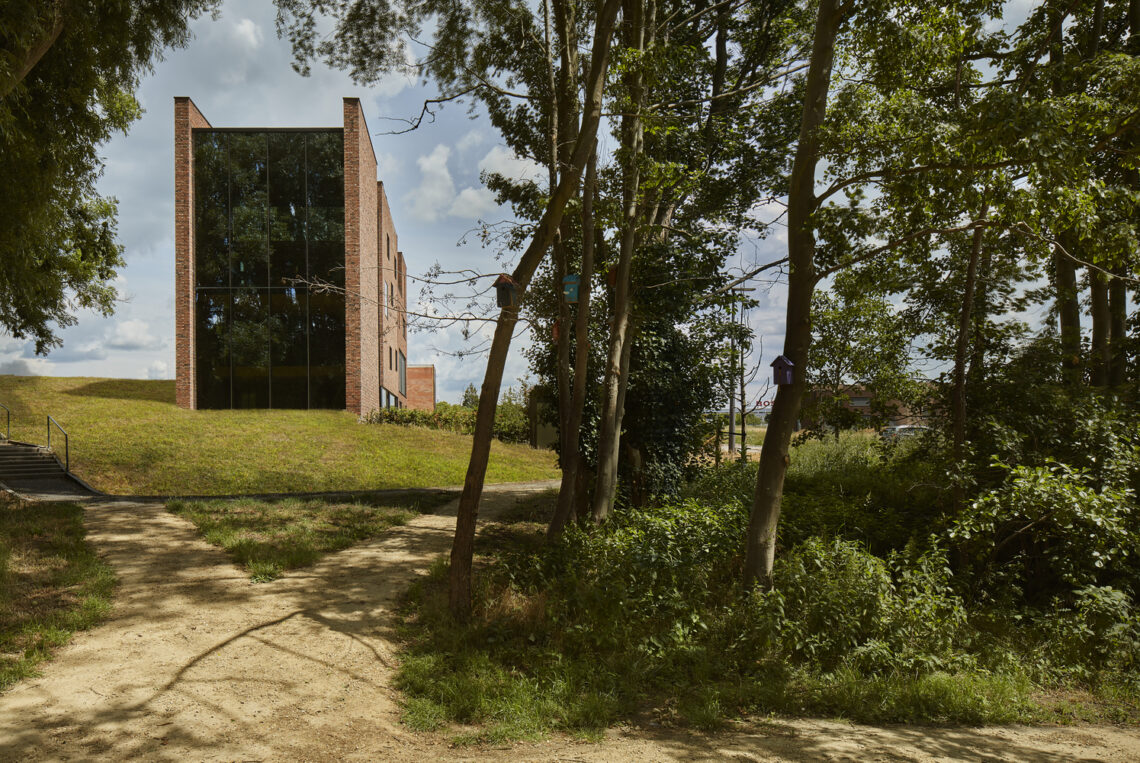 Circular brick house with rammed earth wall / ast 77 architecten