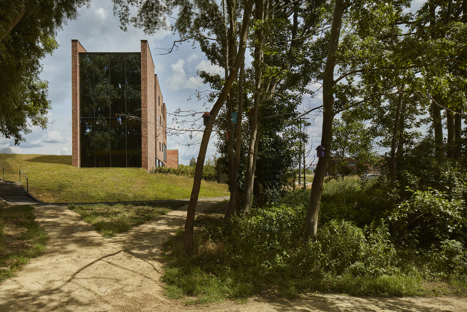 Circular brick house with rammed earth wall / ast 77 architecten