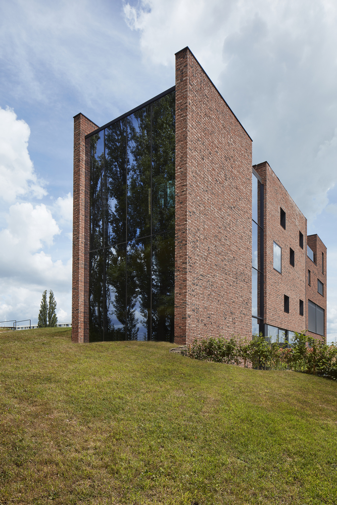 Circular brick house with rammed earth wall / ast 77 architecten