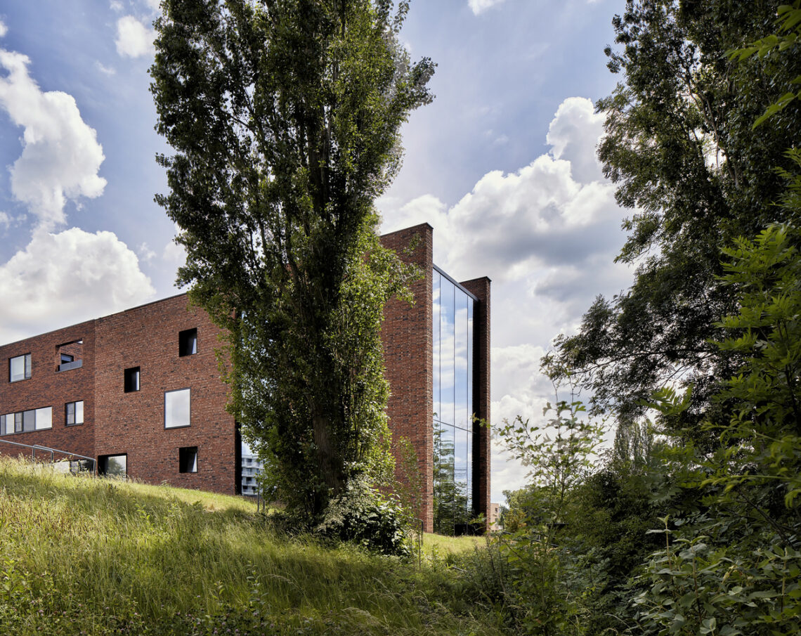 Circular brick house with rammed earth wall / ast 77 architecten
