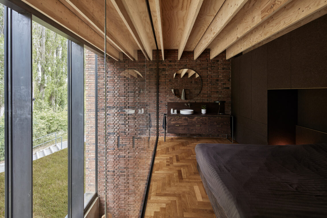 Circular brick house with rammed earth wall / ast 77 architecten