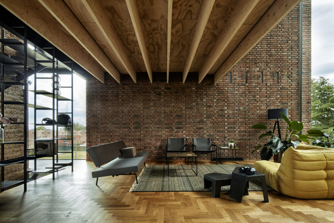 Circular brick house with rammed earth wall / ast 77 architecten