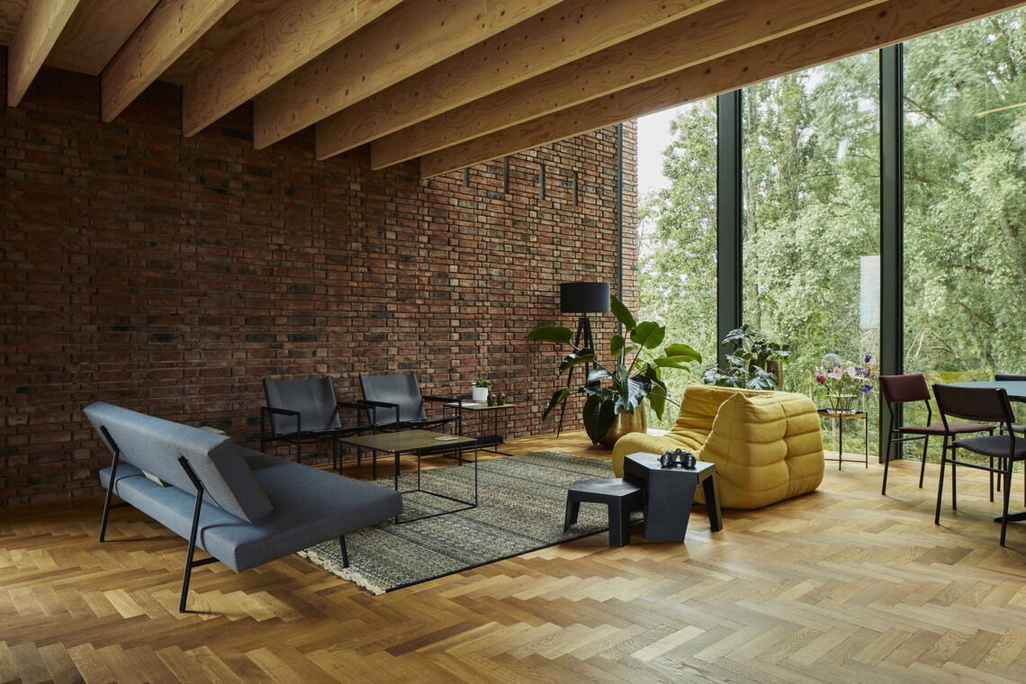 Circular brick house with rammed earth wall / ast 77 architecten