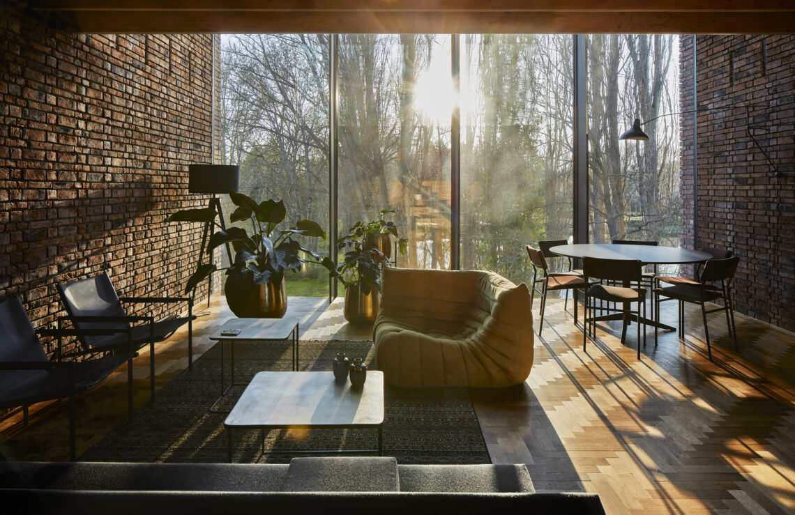 Circular brick house with rammed earth wall / ast 77 architecten