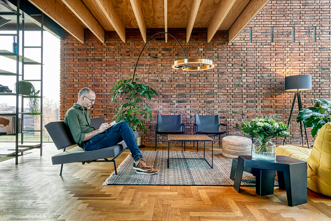 Circular brick house with rammed earth wall / ast 77 architecten