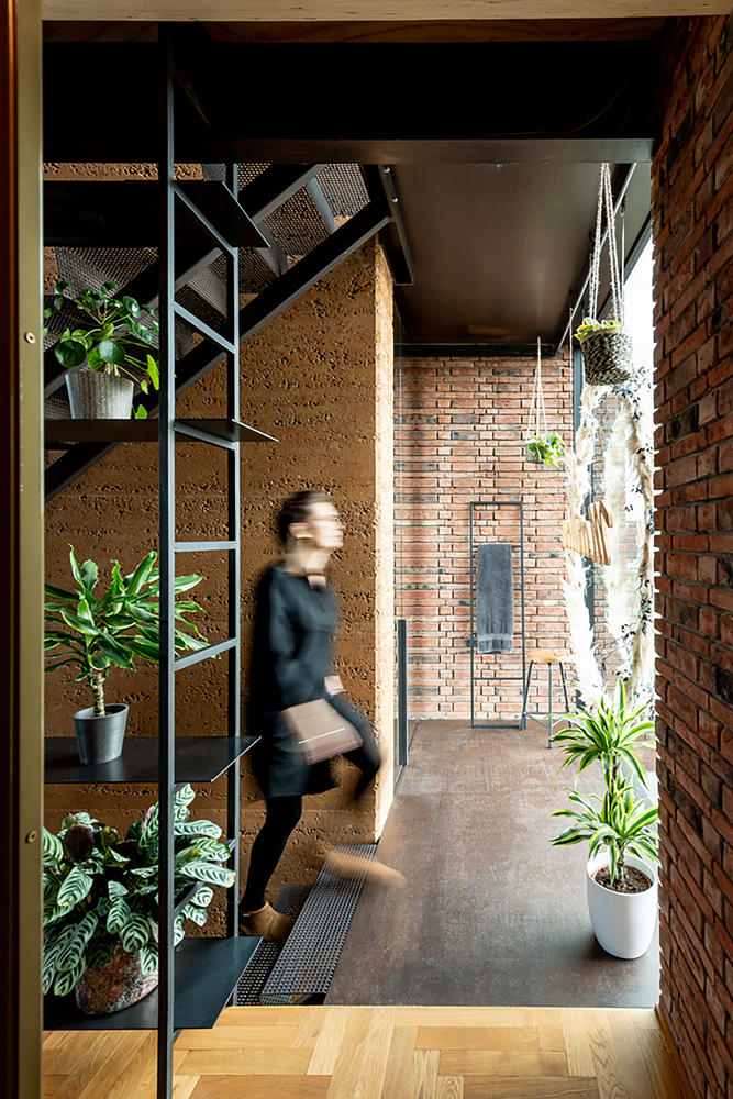 Circular brick house with rammed earth wall / ast 77 architecten