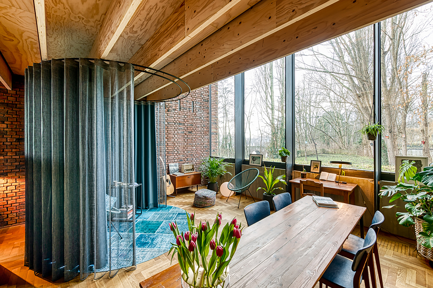 Circular brick house with rammed earth wall / ast 77 architecten