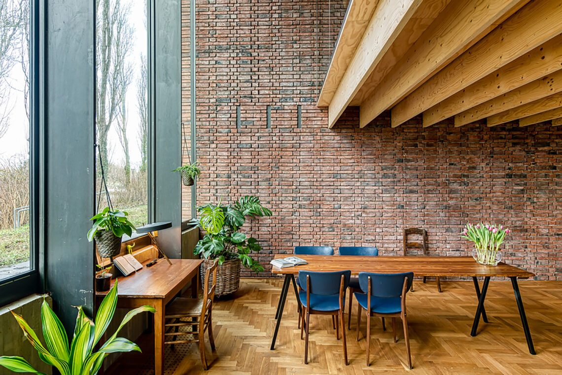 Circular brick house with rammed earth wall / ast 77 architecten