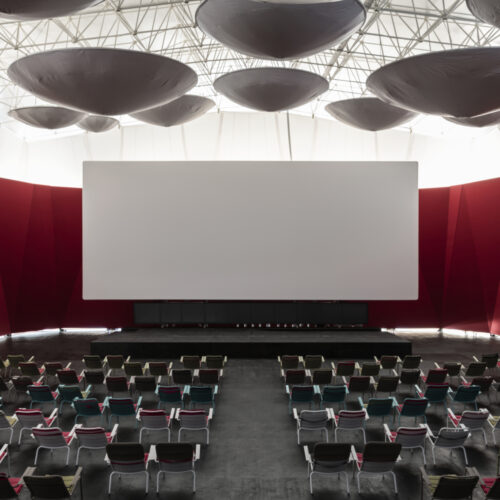 Garage Screen Cinema / Snkh Studio 20 Garage screen cinema / snkh studio